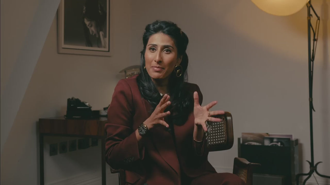 Load video: Homme courant en tenue de sport dans du sable entre les rochers avec un bracelet biométrique